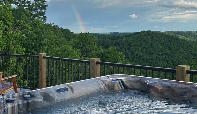 Sleeps 11, an amazing view. See 3 states on a clear day. Pic don’t do it justice