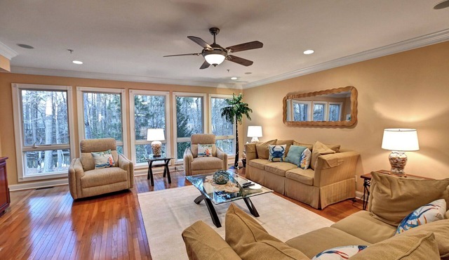 Sleeps 11 - Beautiful townhome with elevator conveniently located near Bethany Beach! Community Pool!