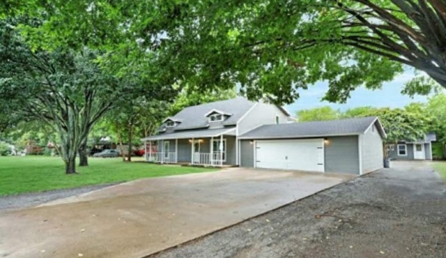 sleeps 11- KING BED Country Charmer in Iconic Fort Worth