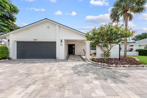 Sleeps 11 Pool Close to Anna Maria Beaches