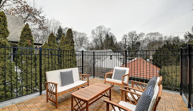 Sleeps 11- Rooftop Balcony!