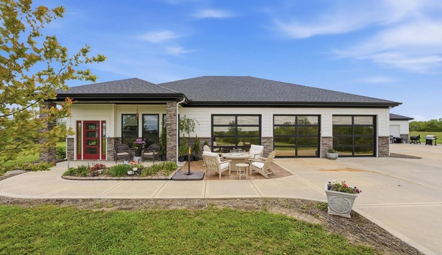 Sleeps 12 - 10 Acres - House + Shop - Entertainment Space - 16 Miles to GEHA