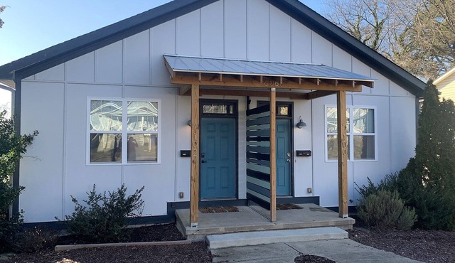 Sleeps 12-14 in comfortable beds, 6 BR. Oak City Duplex for your Large Group!