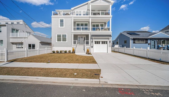 Sleeps 12- 2 min walk to beach: Newly constructed 5-BR house in N Brigantine .