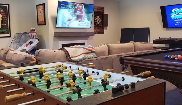 SLEEPS 12! 2 Units HOT TUB GAMEROOM POOL TABLE, 1.6~ miles to Downtown fun.