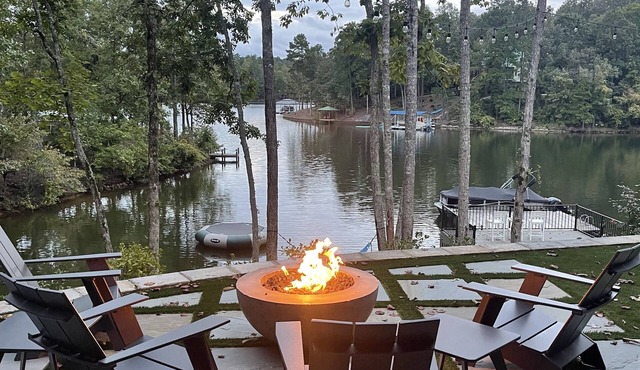 Sleeps 12. 3 private bedrooms, bunkroom. Sidewalk to dock, no stepsnWater toys