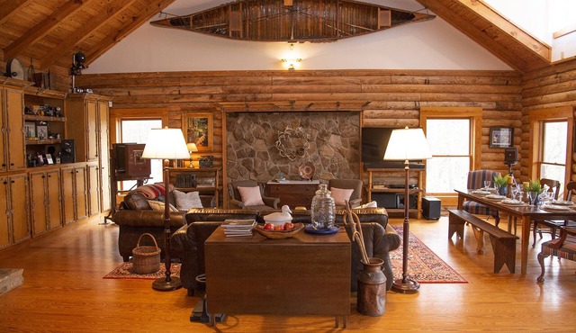 Sleeps 12, 4 bedrooms 3 full baths, 2 full kitchens, 4 TVs, space/views/nature!