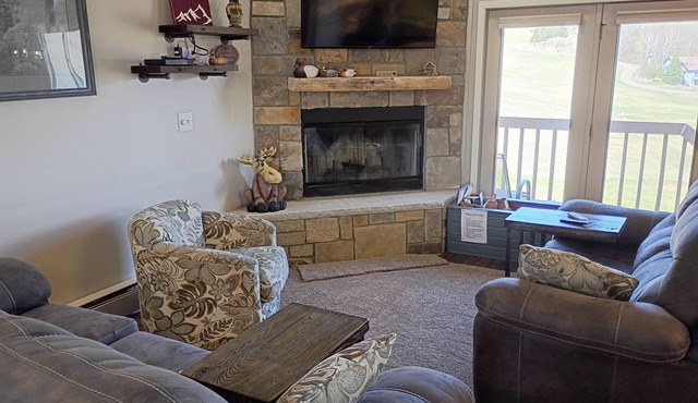Sleeps 12 4BR/3BA Ski-in/Out Condo WiFi/AC/Lake/ATV/Hike/Snowmobile-Dog Friendly