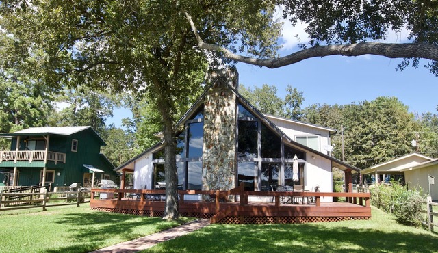 Sleeps 12, 4br, Lakefront, firepit, boat lift, fish station, & panoramic views