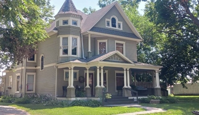 Sleeps 12…. 5 beds and a sofa sleeper. 20 min from West Des Moines.