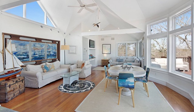 Sleeps 12, amazing view, tennis court, basketball court, beaches