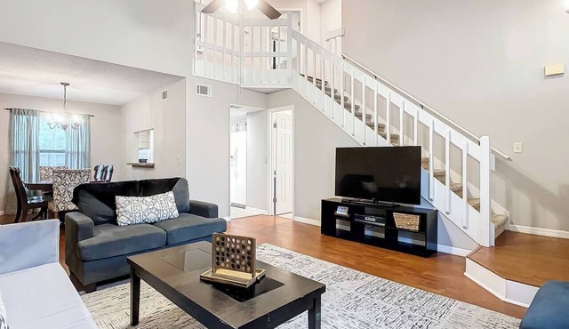Sleeps 12 Central 4BR/3BA Yard & Grill