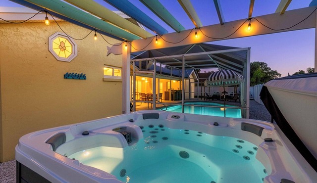Sleeps 12~Close to AMI~Covered Pool~Hot Tub~BBQ~Putt Putt~Game Room