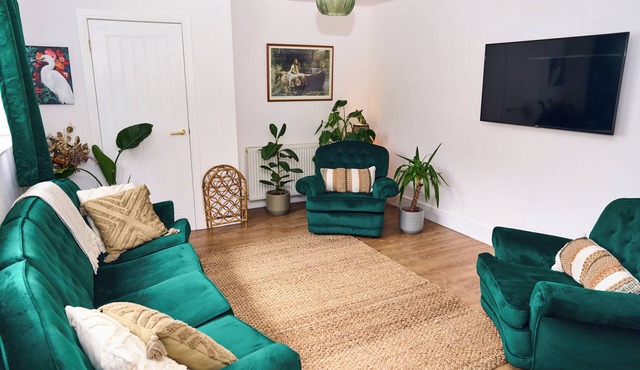 Sleeps 12 | Family + Event Space Near Manchester City Center with Hot Tub