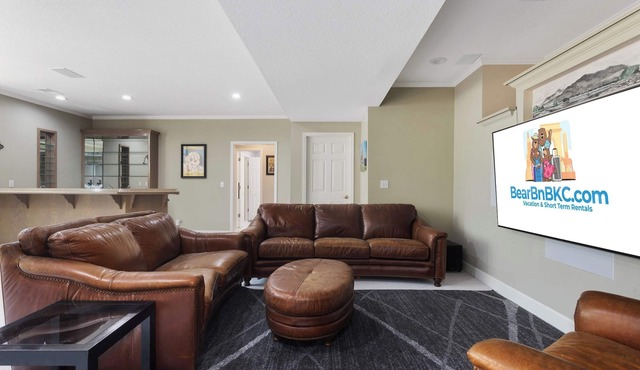Sleeps 12|FIFA ready| 5BR Home with Patio & deck