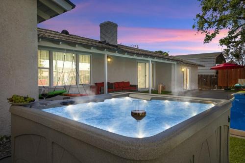 Sleeps 12 - Hot Tub - Pool - Game Room & Fire Pit!