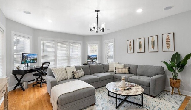 Sleeps 12! - Huge 3BR/2BA Rogers Park Oasis