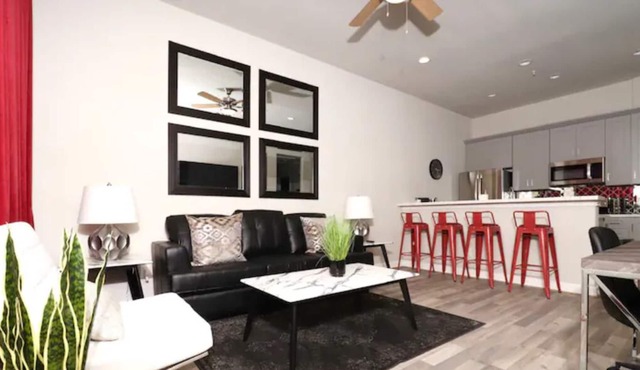 SLEEPS 12 | IDEAL FOR CONVENTION OR EVENT TRAVEL GROUPS