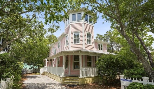SLEEPS 12 IN SEASIDE, TOWER, PORCHES & UPDATED - Big Pink