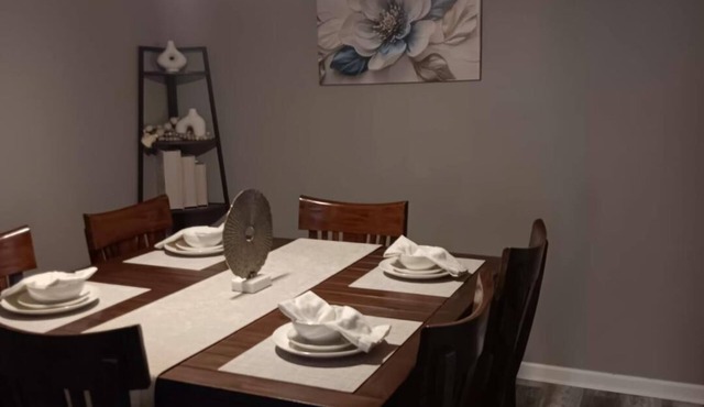 SLEEPS 12 IN THE HEART of Corpus Christi. CENTRAL Location, HEB, RESAURANTS.