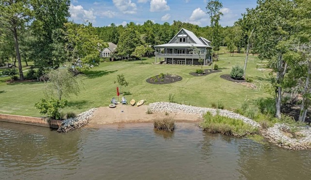 Sleeps 12, Kayaks, Private dock, Large yard + More