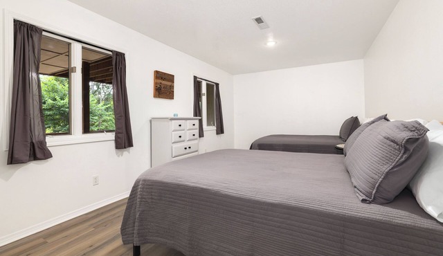 Sleeps 12+Lake Views+Game Console+Spacious Layout