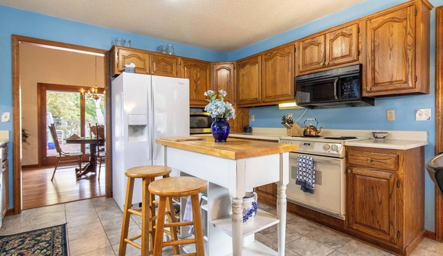 Sleeps 12! Main Level Master Suite - Beautiful Backyard Oasis!