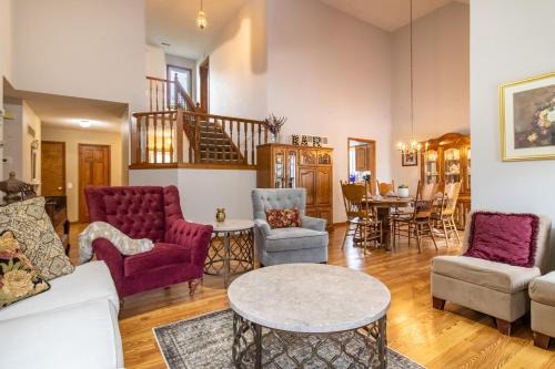 Sleeps 12! Main Level Primary Suite-Beautiful Backyard Oasis
