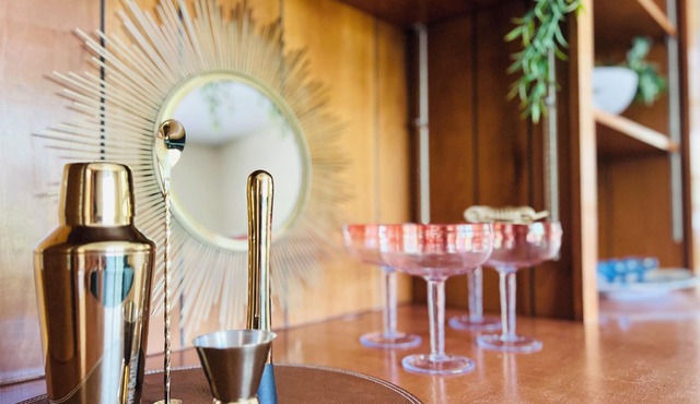 Sleeps 12/Mid-Century Cool/Minutes to Stadium