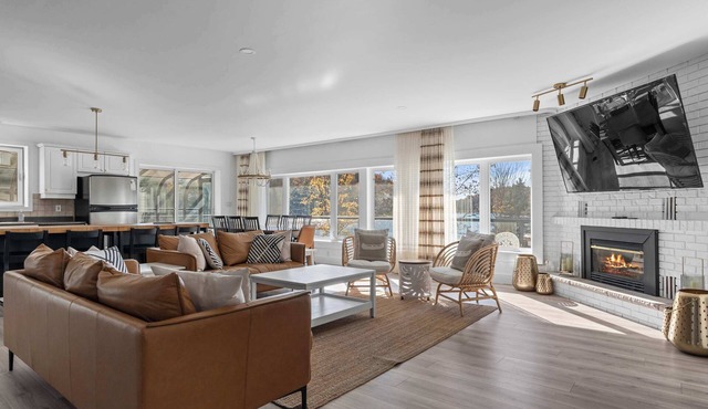 Sleeps 12 on Longs Lake!