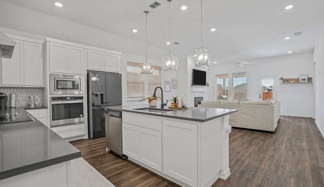 Sleeps 12~Private Yard~Dog Friendly~Charcoal Grill