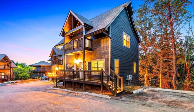Sleeps 12! Rare Private Pool Dollywood 5 Mins Hot Tub Minutes to GSMNP!