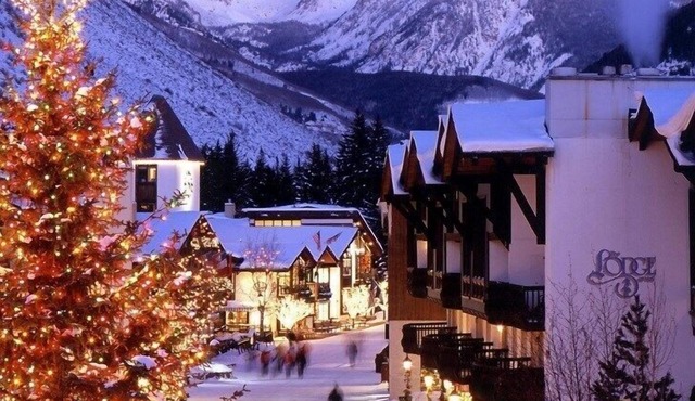 Sleeps 12! Ski-In/Ski-Out Chalet + Views