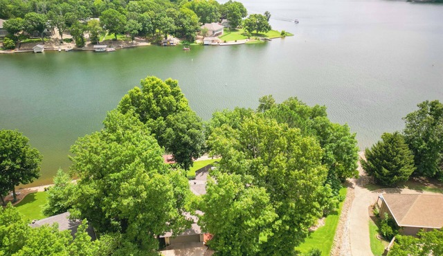 Sleeps 12, Spacious Luxe Lake House full of Stunning Views