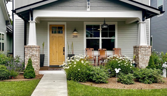 Sleeps 12, Stunning 4BR/4.5Bath Walking distance to downtown Brevard/trails
