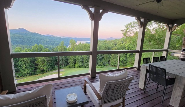 Sleeps 12 with Ease. Mountain, Golf & Lake Burton Views! Hot Tub. Gated. 12 beds