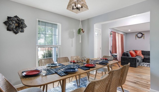 Sleeps 13, 10 min to Airport