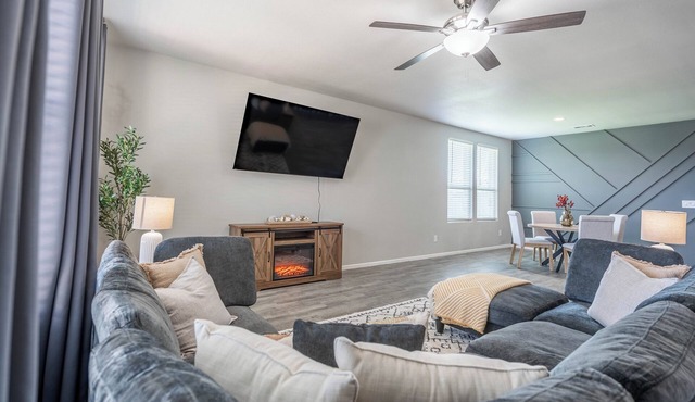 Sleeps 13+ - 5BR/2.5BA - Pool Table + Fire Pit