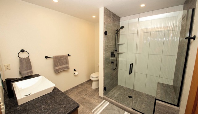 Sleeps 13 - Hot Tub - Game Room - minutes from Road America