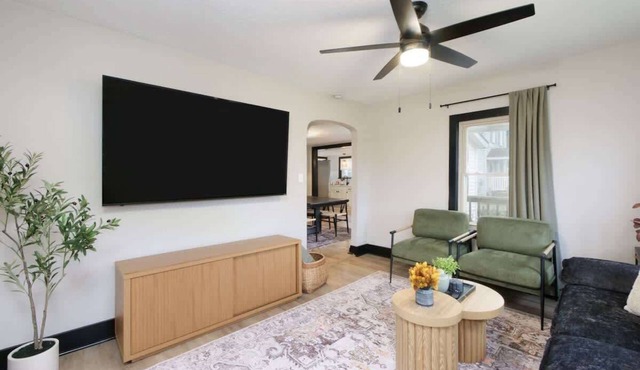 Sleeps 13| HotTub| Historic Renovation| Downtown