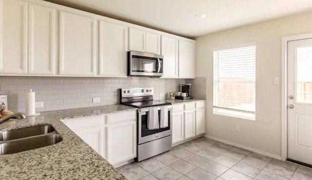 Sleeps 13! Spacious 4bd home with 2 living rooms