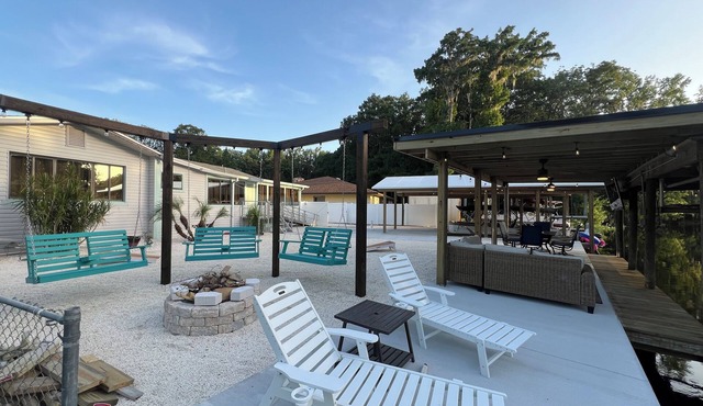 Sleeps 13, theater, waterfront, close to springs and forest. Old Florida