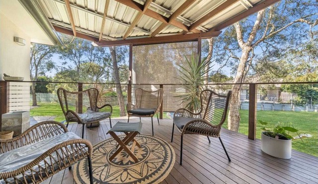 Sleeps 14, 4 bathrooms, 2 Kitchens ,Central to Brisbane Gold C Theme parks Views