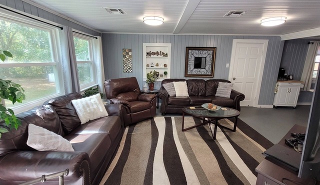 SLEEPS 14! Country Cottage of Ocala -Close to WEC, Silver Springs, State Parks,