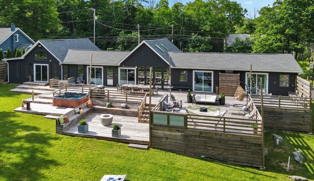 Sleeps 14! Game Room, Hot Tub, Firepit, Near Camelback & Great Wolf Lodge