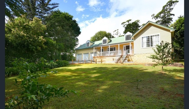 Sleeps 14 & has 4 bathrooms, pool table, pizza oven, spa pool, wood heater