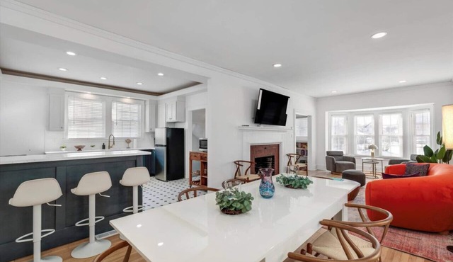 Sleeps 14! Historic Home + near Downtown + Parking