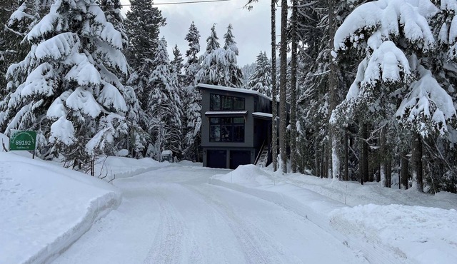 Sleeps 14 Hot Tub Sauna Fire Pit New Build!