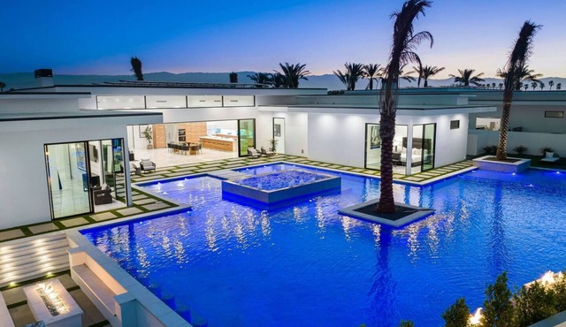 Sleeps 14 | Pool, Hot Tub & Pickleball | Minutes to Golf | Bravo Villa #5