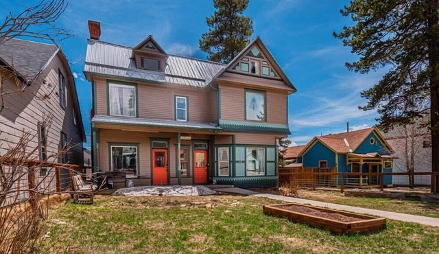 Sleeps 14 | Sauna | Pool Table | Walk to Main St